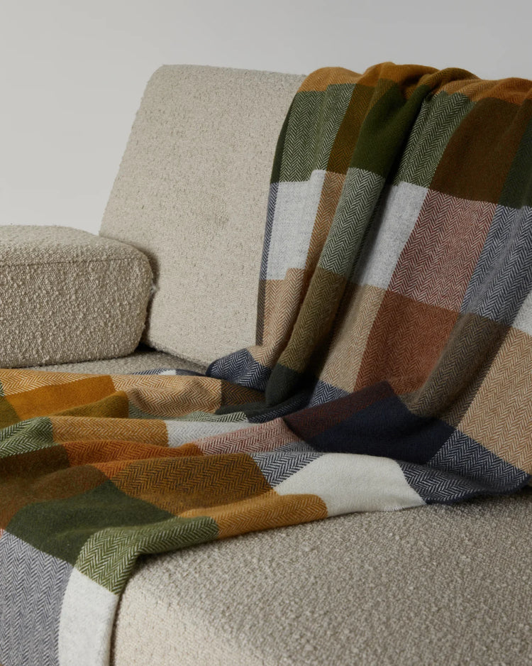 THROWS + BLANKETS